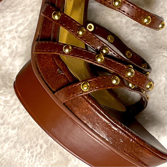 Beautiful brown platform heels with gold grommets - Picture 4 of 8